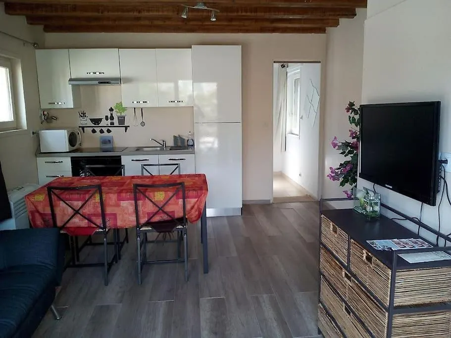 Single Storey 40M² Bordering Pine Forest And Spa Noves Frankrig